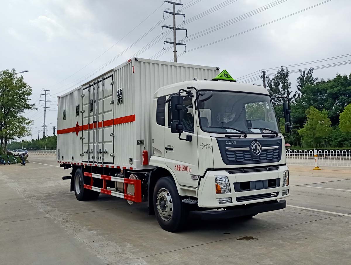 东风天锦6米8易燃气体厢式运输车