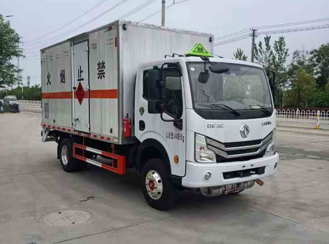 东风多利卡4米1易燃气体厢式运输车