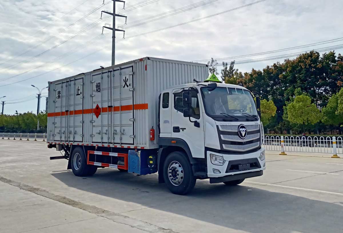 福田欧马可6米8易燃液体厢式运输车
