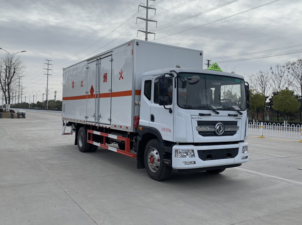 东风D9 7米6易燃液体厢式运输车