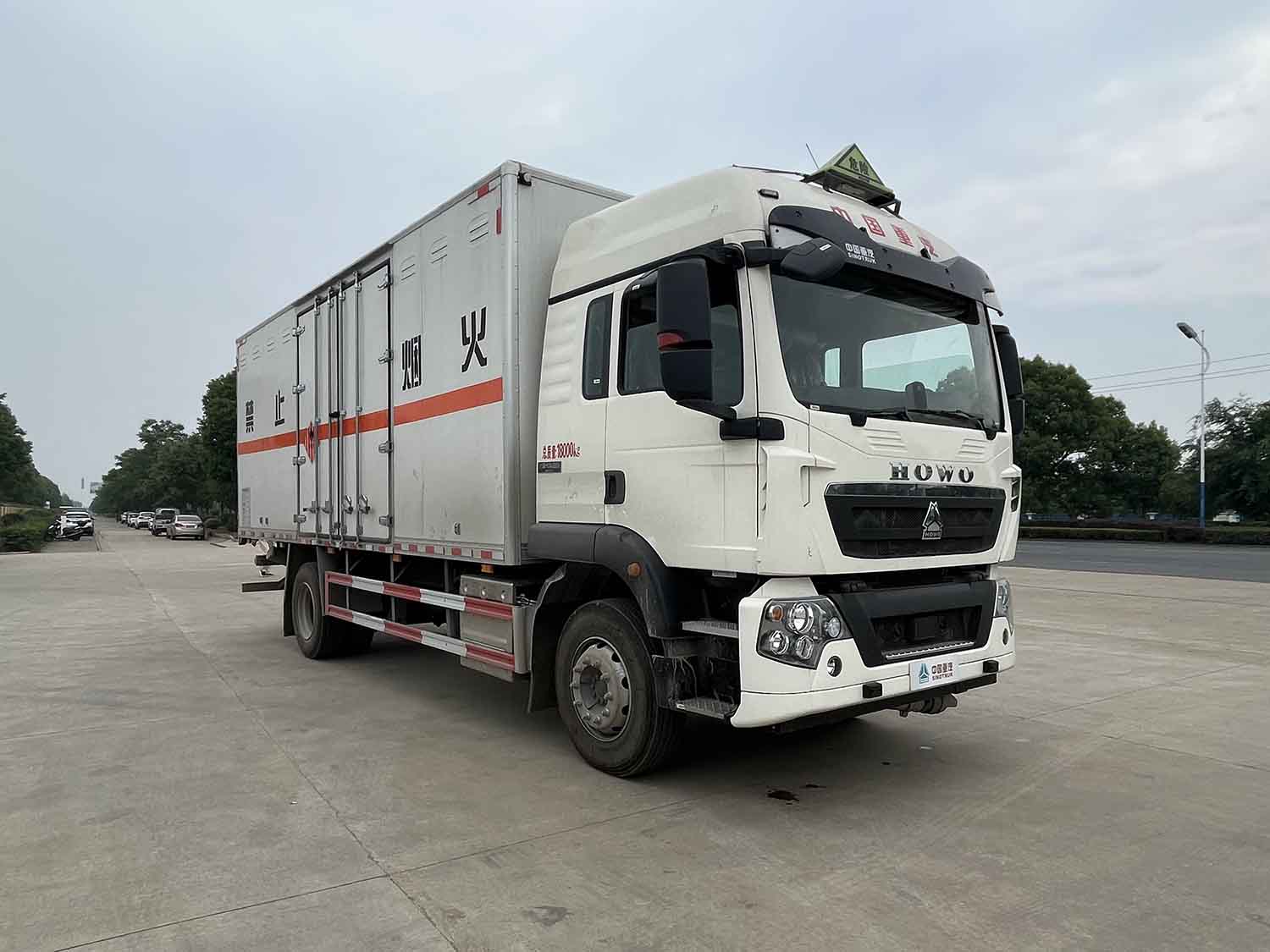 重汽豪沃7米易燃固体厢式运输车