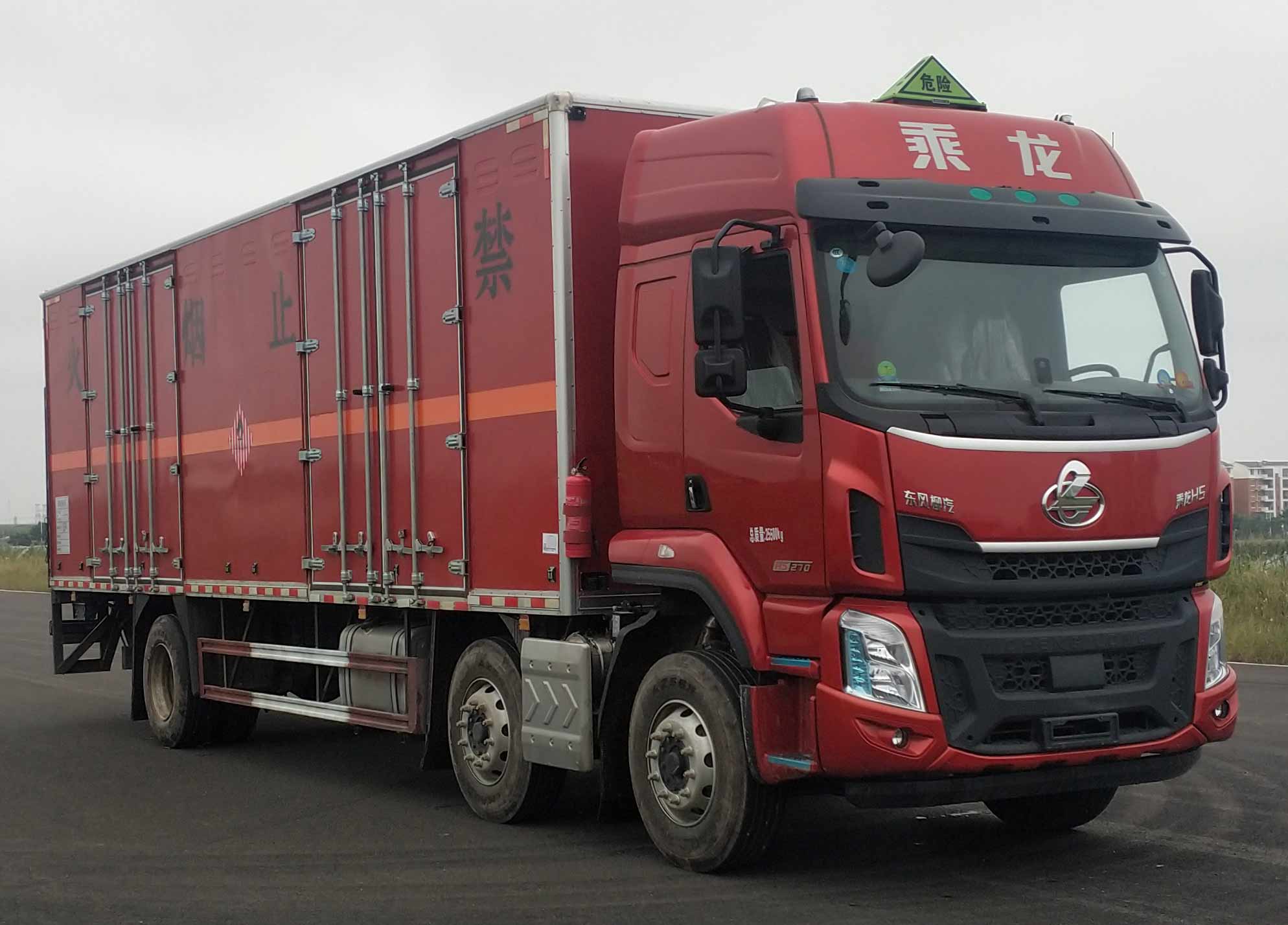 柳汽乘龙9米6易燃固体厢式运输车