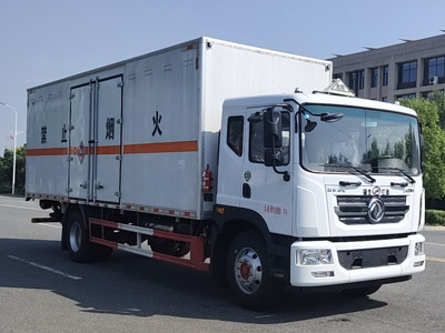 东风D9 6米8易燃固体厢式运输车