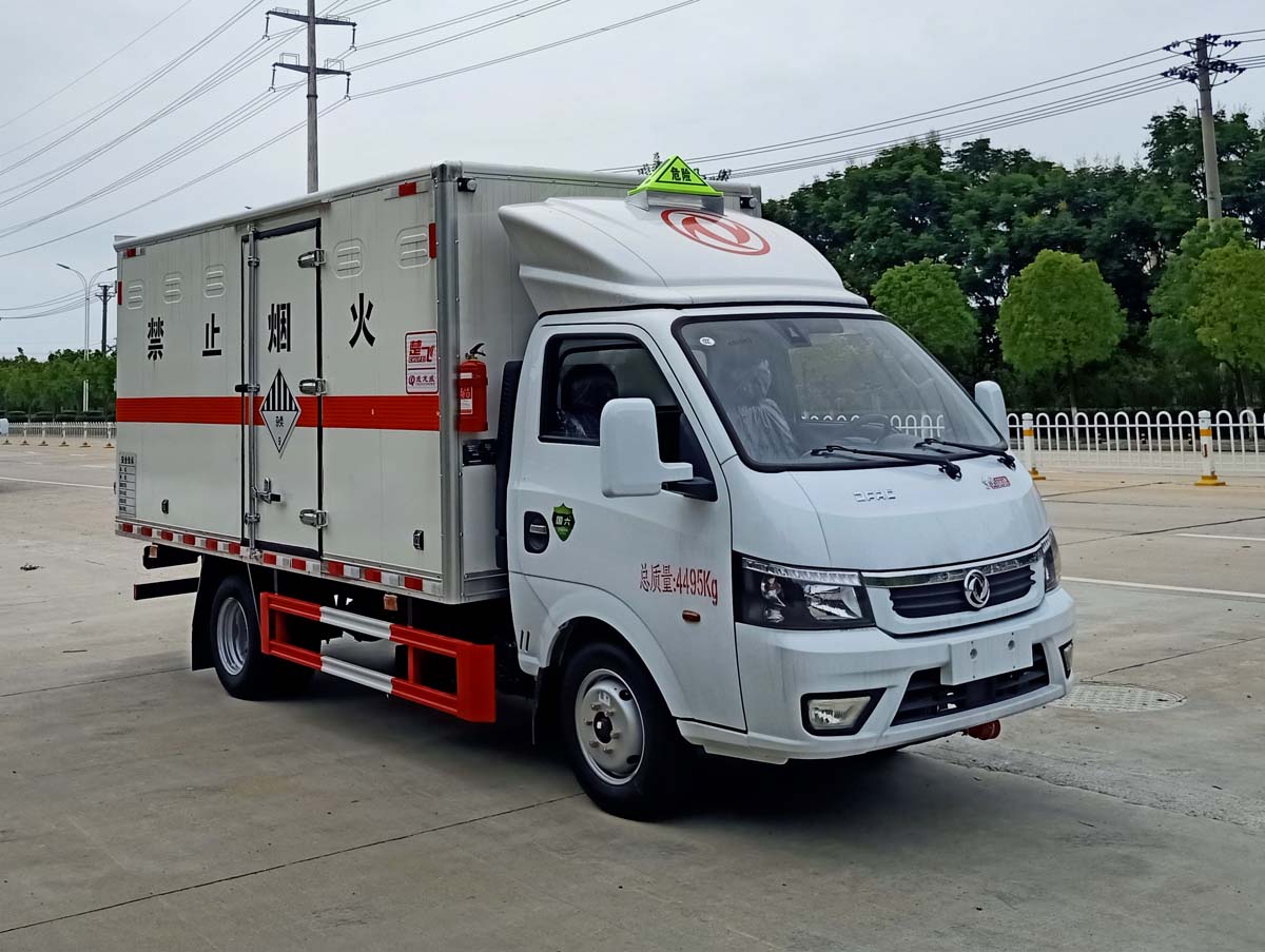 东风途逸3米9杂项危险物品厢式运输车