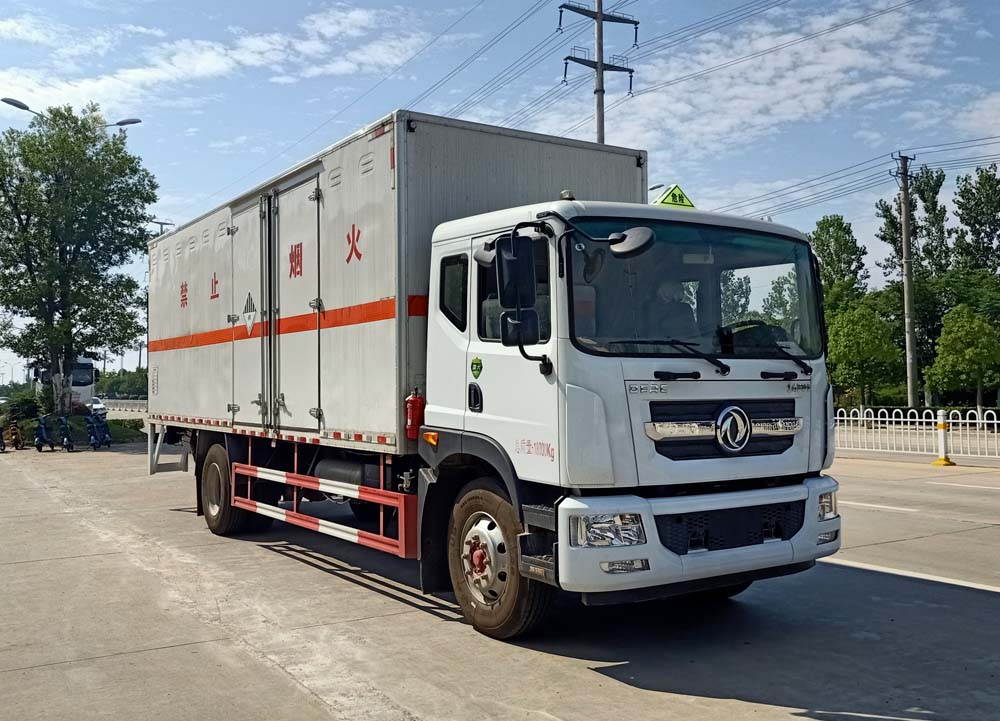 东风D9 6米8杂项危险物品厢式运输车
