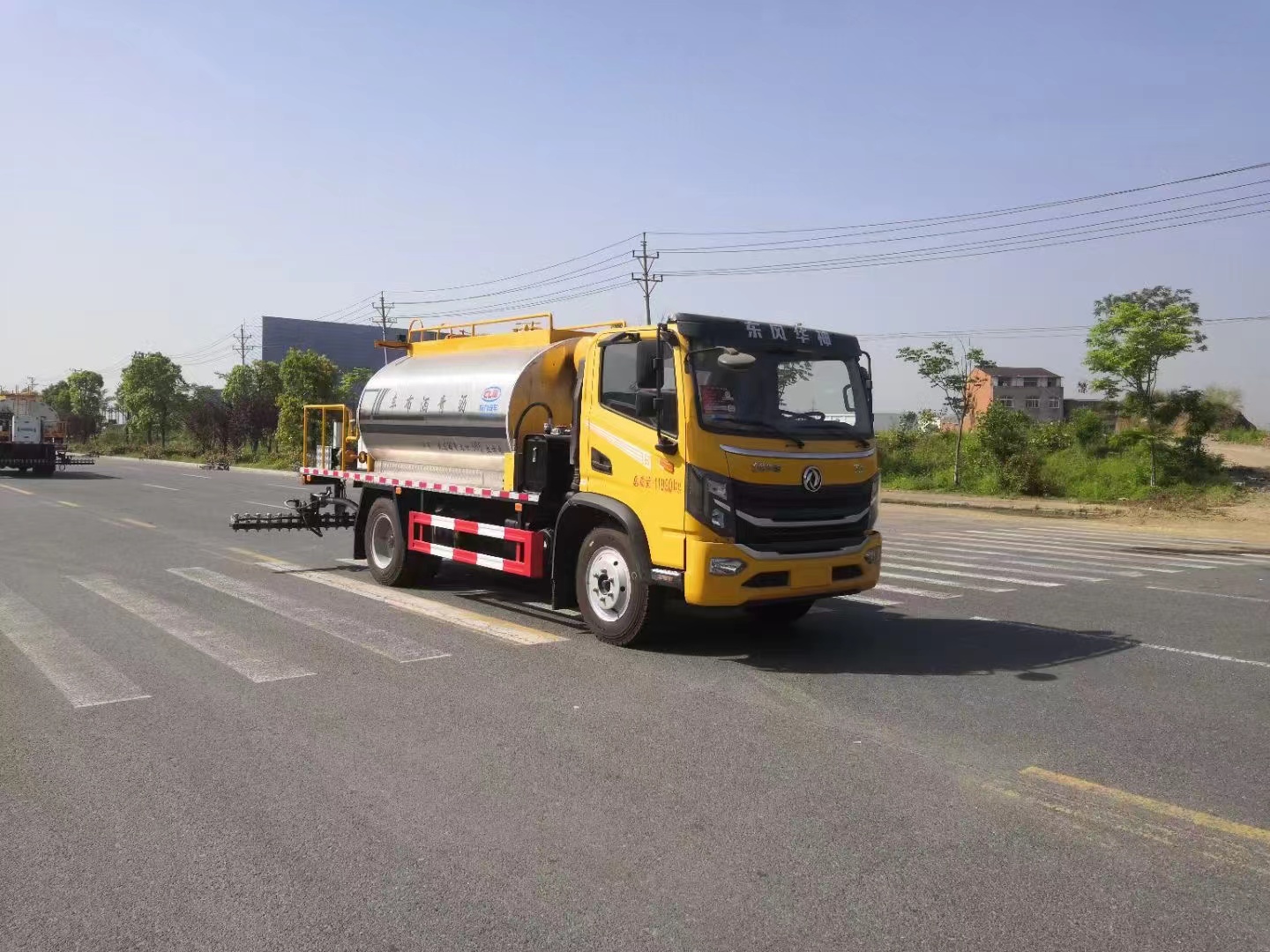 黄牌 东风华神T3沥青洒布车
