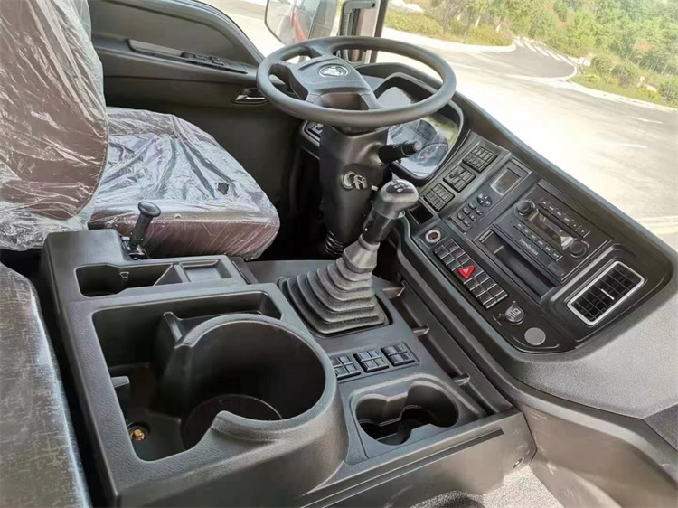 欧曼8X4短轴距平板运输车(图8)