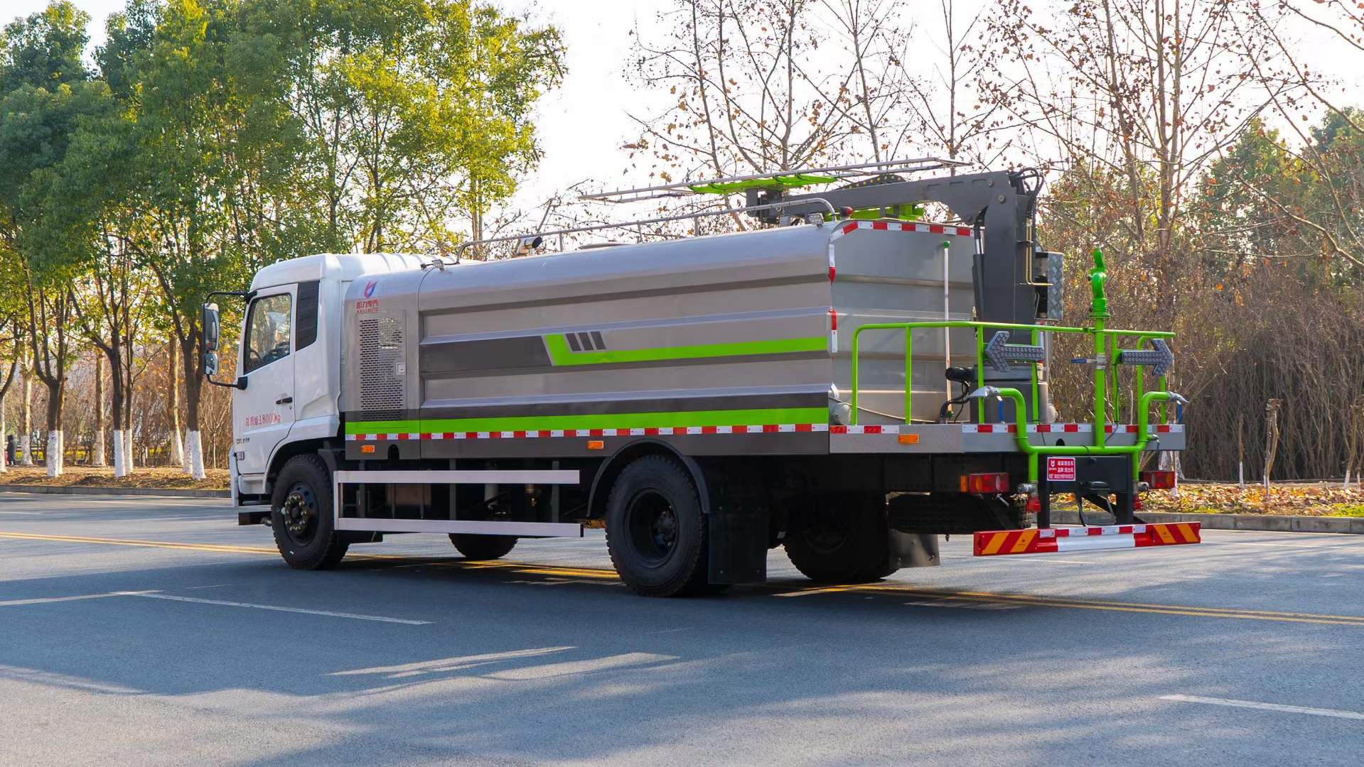 东风天锦光伏板高压清洗车(图7)