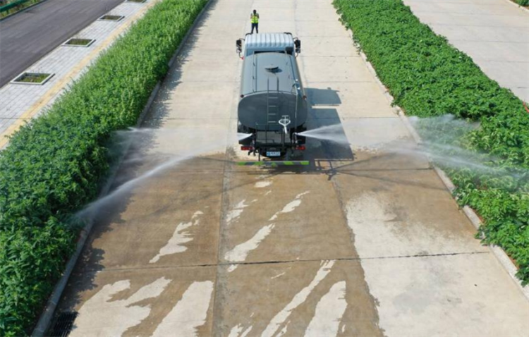 豪沃后八轮22方洒水车(图11)